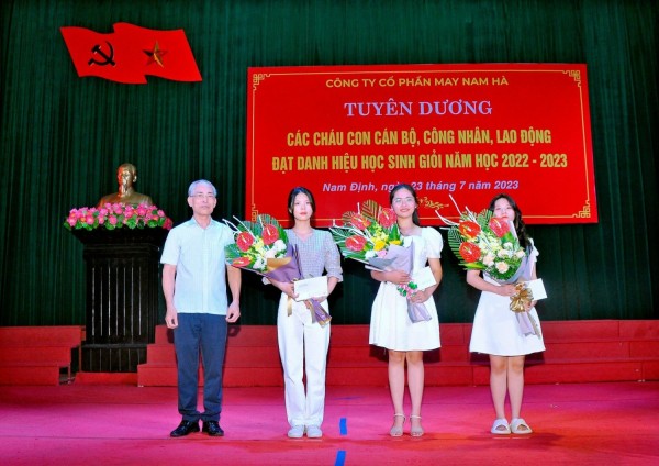 The gift-giving activity praised the staff members with good academic achievements 2023